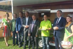 Staatsminister Thomas Schmidt besucht den Niederfrohnaer Bauernmarkt