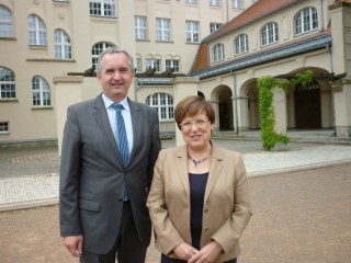 Thomas Schmidt MdL und Staatsministerin Brunhild Kurth vor dem Gymnasium Burgstädt
