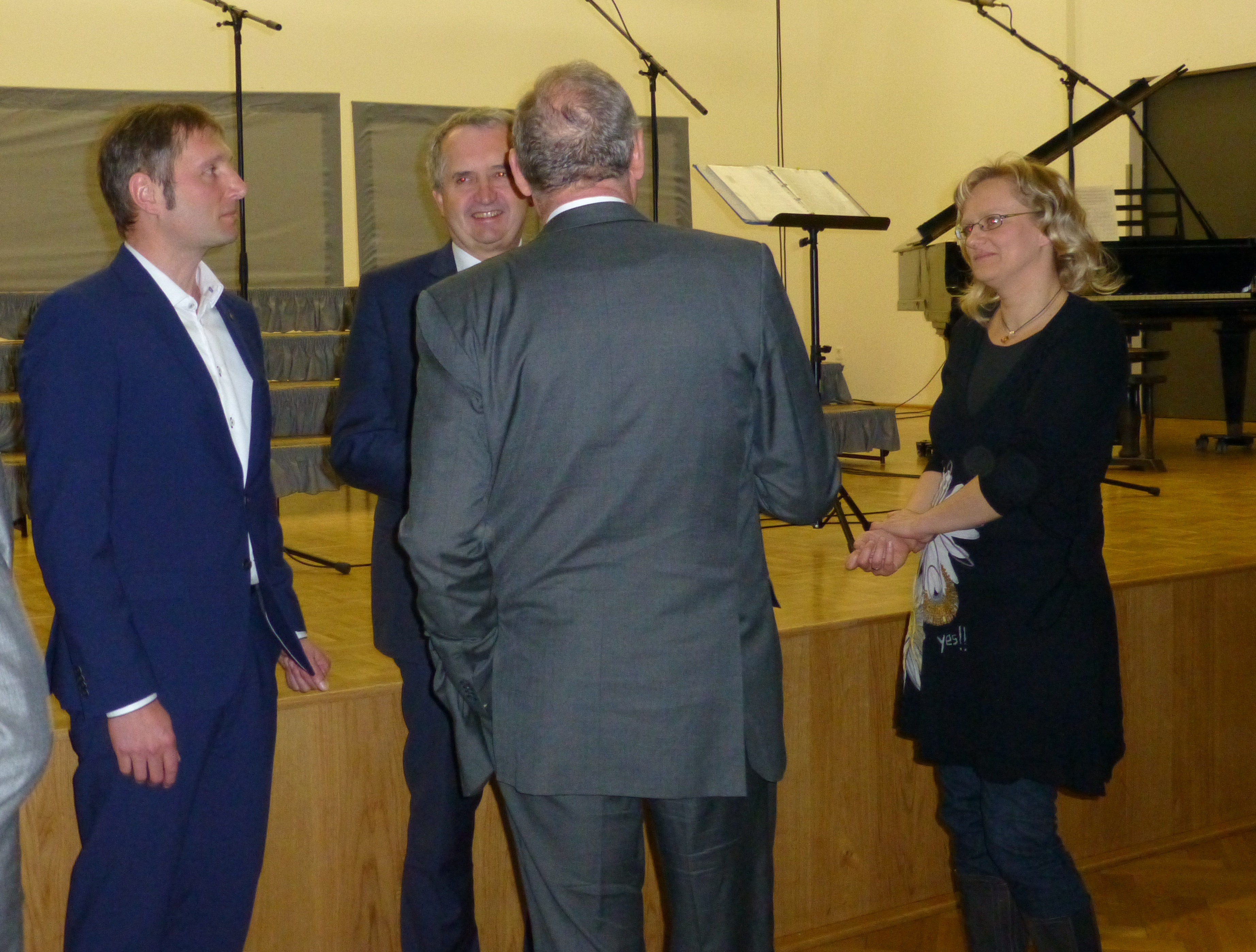 Der Wahlkreisabgeordnete und Staatsminister Thomas Schmidt im Gespräch mit Oberbürgermeister Dehne, Bürgermeister Ahnert sowie Jana Ahnert. (v.l.n.r.)