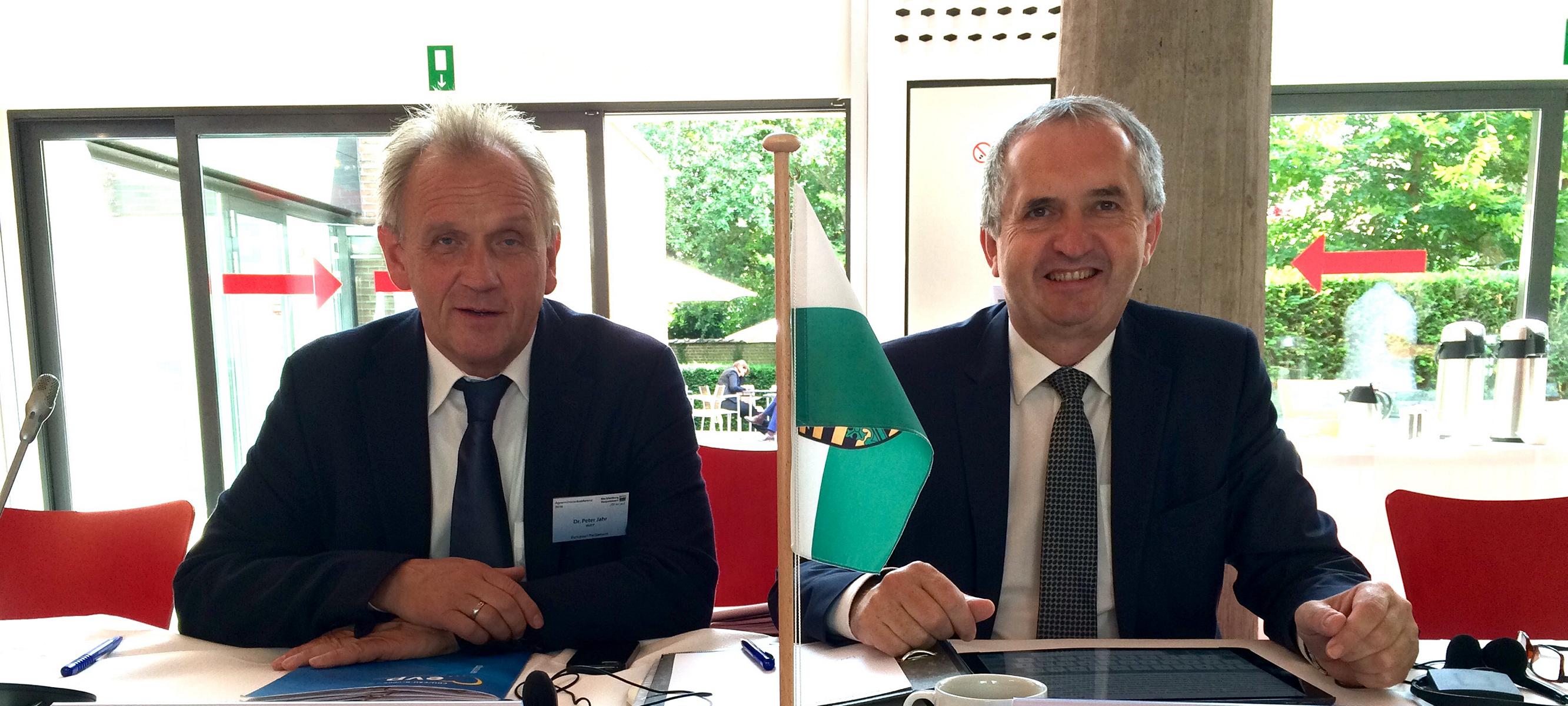 Seite an Seite setzen sich Dr. Peter Jahr MdEP und Staatsminister Thomas Schmidt MdL in Brüssel für eine Entschlackung des Regelungsdschungels eiin.