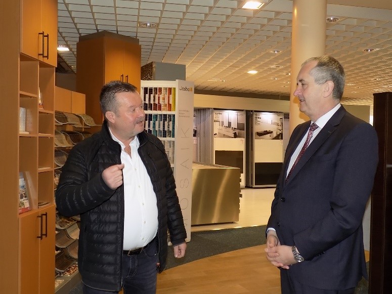 Handel in Sachsen: Jürgen Thomas (l.) mit Staatsminister Thomas Schmidt MdL in Ausstellungsräumen in Burgstädt.