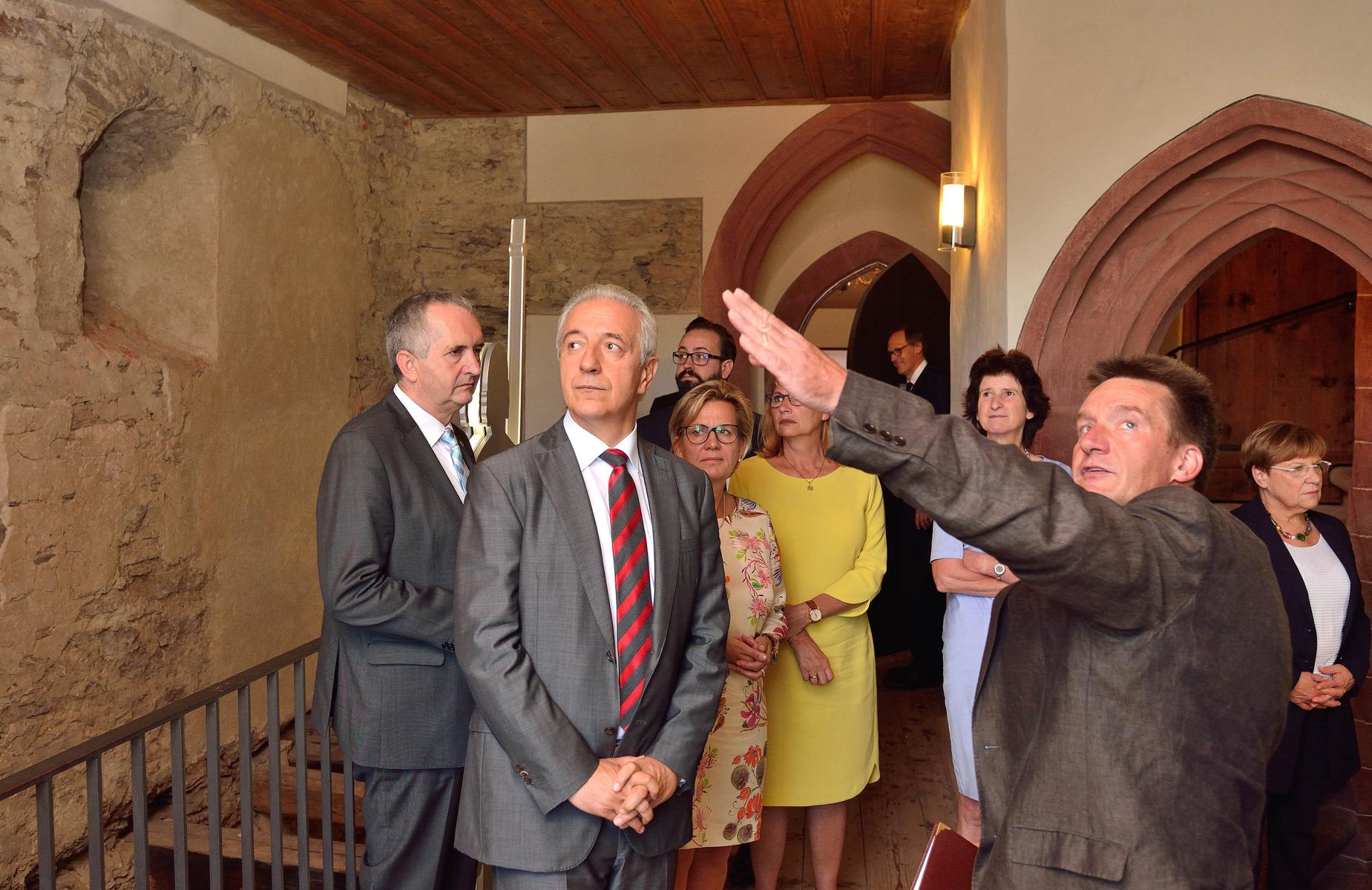 Ministerpräsident Stanislaw Tillich (2.v.l.) und sein Kabinett besuchten den Wahlkreis von Umweltminister Thomas Schmidt (l.).