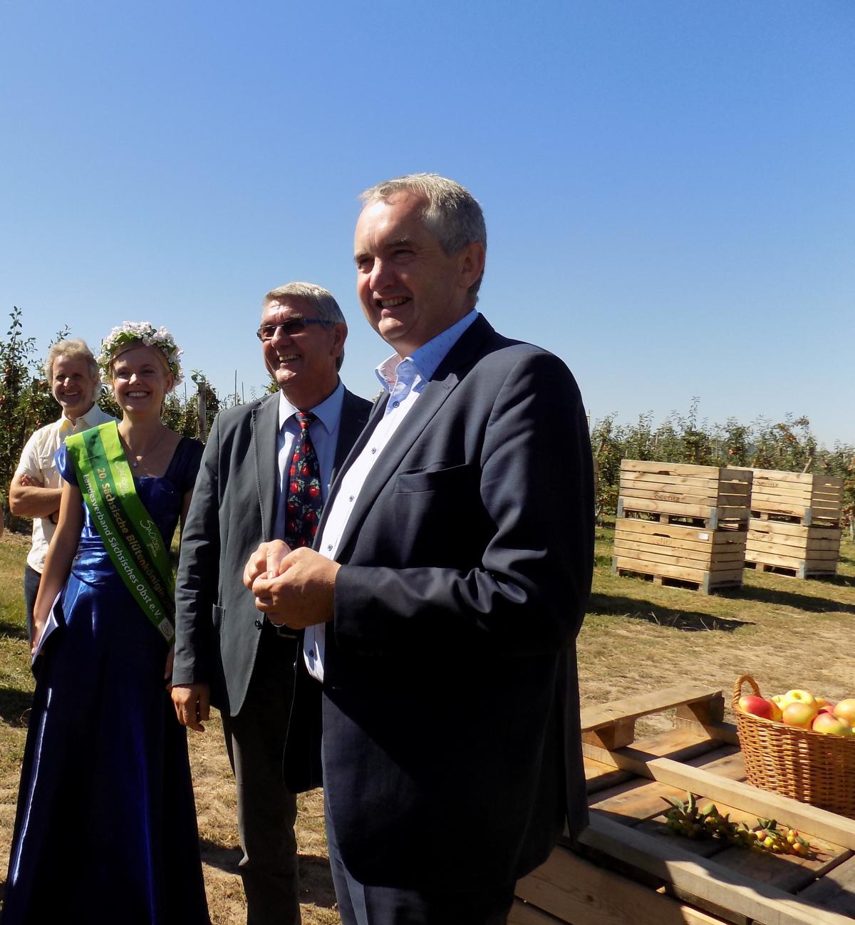 Landwirtschaftsminister Schmidt besichtigt den Apfelanbau in Mittelsachsen.