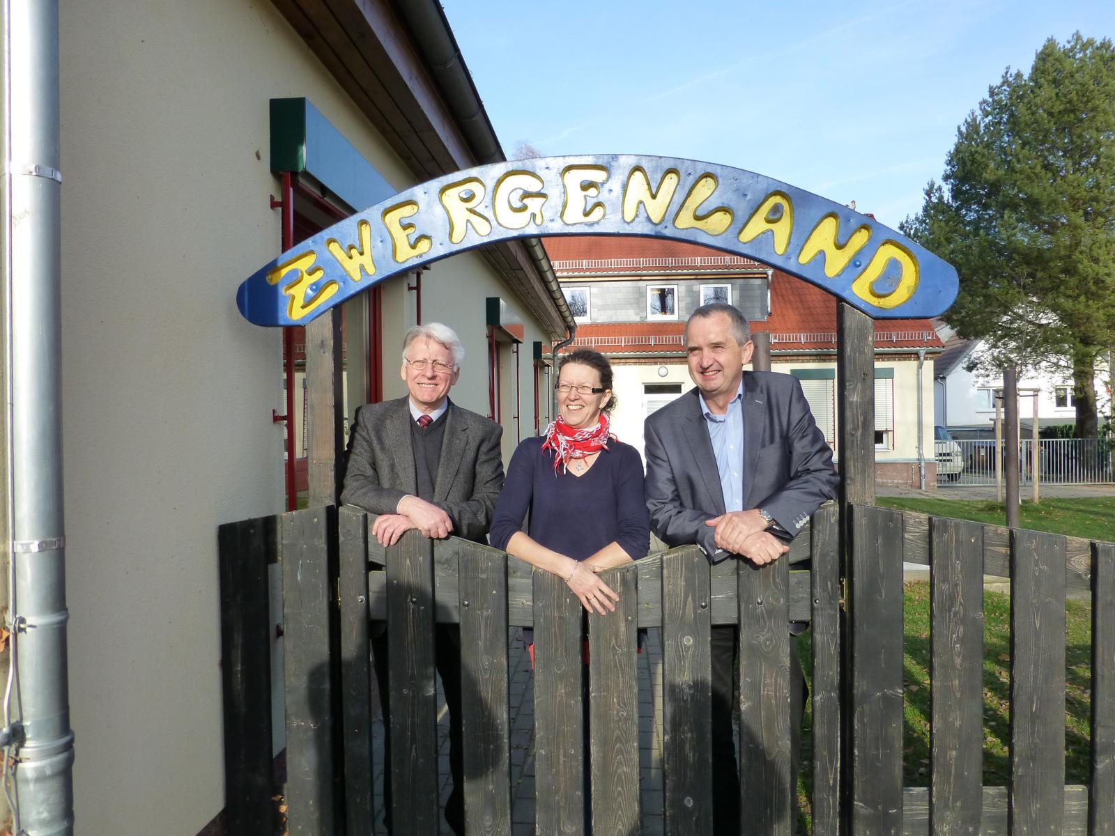 Penigs Bürgermeister Thomas Eulenberger, die Leiterin der Kita "Zwergenland" Kerstin Stahl und Thomas Schmidt MdL