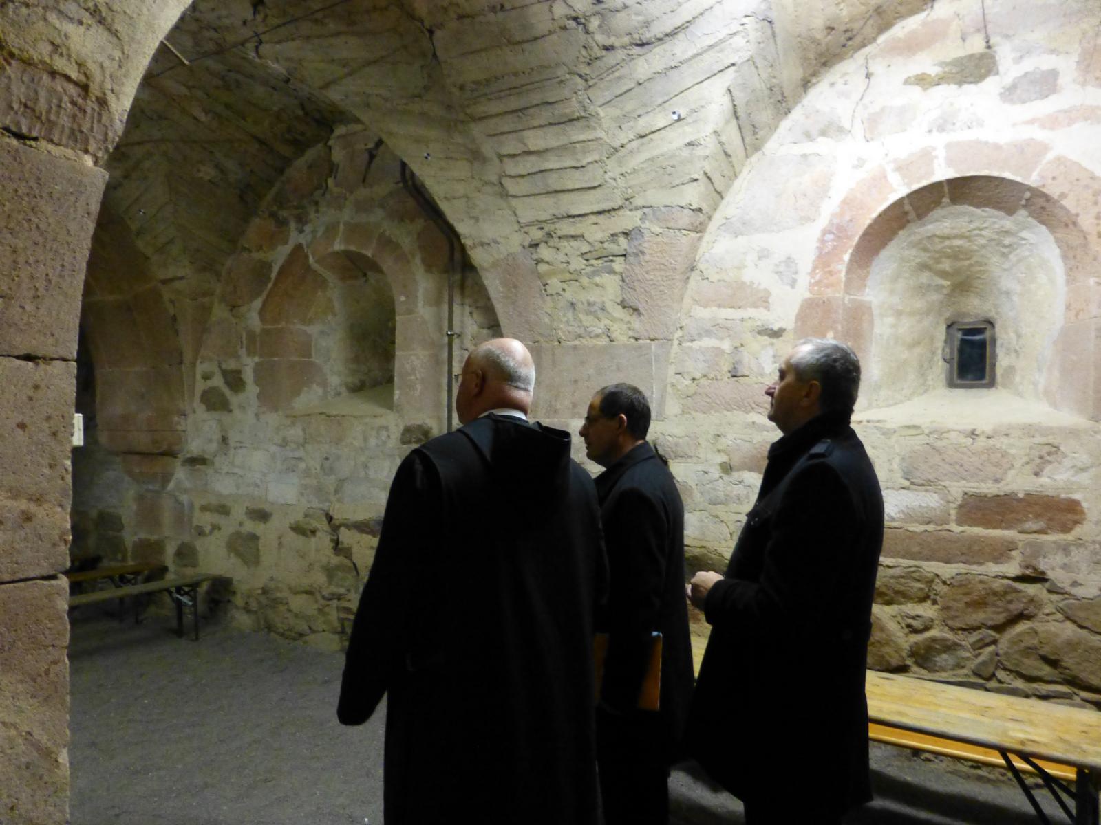 Besichtigung im historischen Kellergewölbe von Schloss Wechselburg.