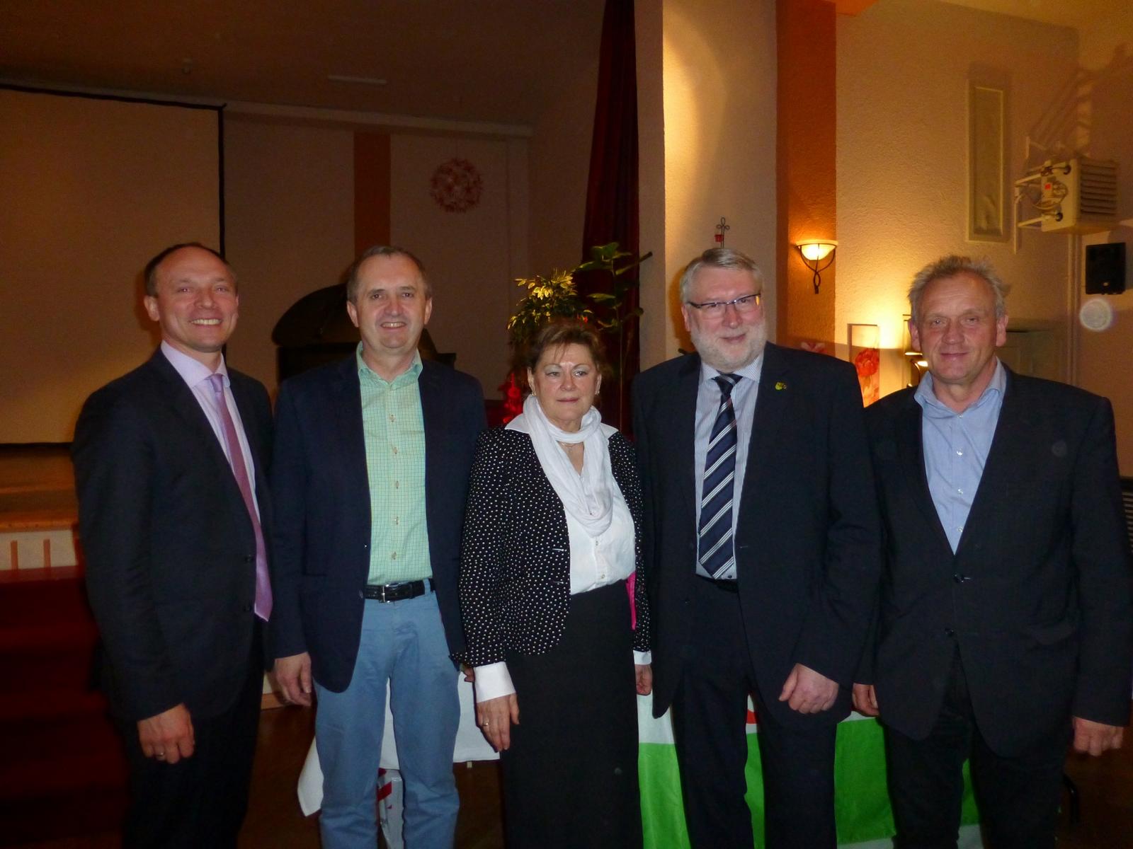 Nach der erfolgreichen Nominierung der Kandidaten gratulierten die Abgeordneten Marco Wanderwitz (1.v.l.), Thomas Schmidt (2.v.l.) und Dr. Peter Jahr (1.v.r.) recht herzlich.