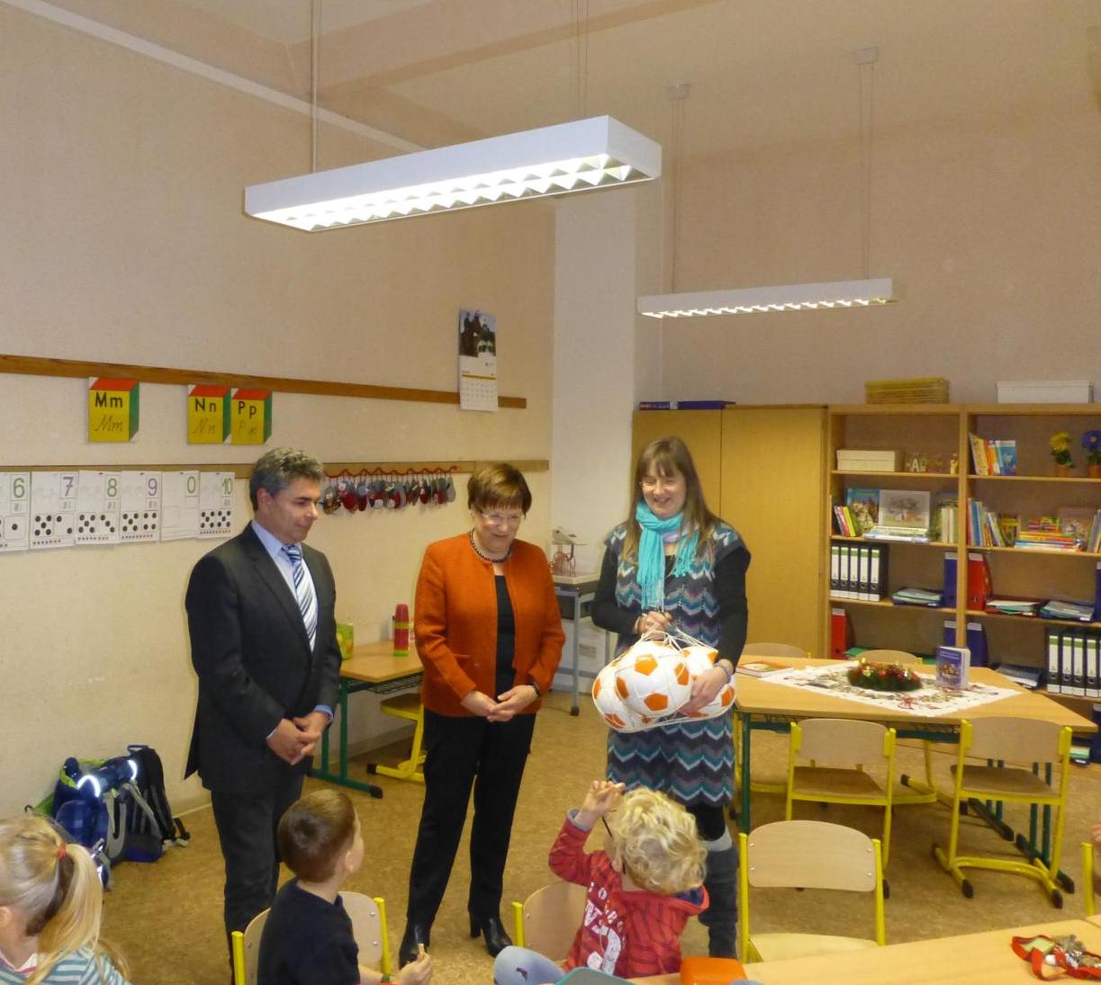 Besuch Staatsministerin Kurth in der Klasse 1 b in der Grundschule Hartmannsdorf
