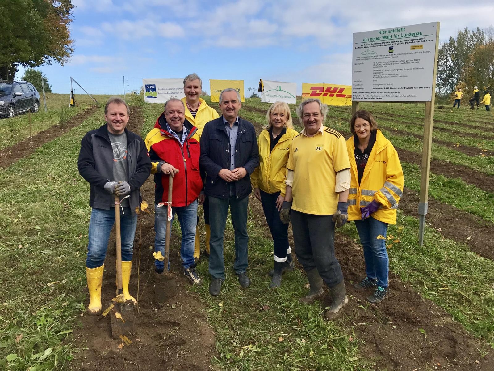 Umwelt- und Landwirtschaftsminister Thomas Schmidt freute sich gemeinsam mit Bürgermeister Ronny Hofmann über das tatkräftige Engagement der Deutsche Post DHL Group in Lunzenau.