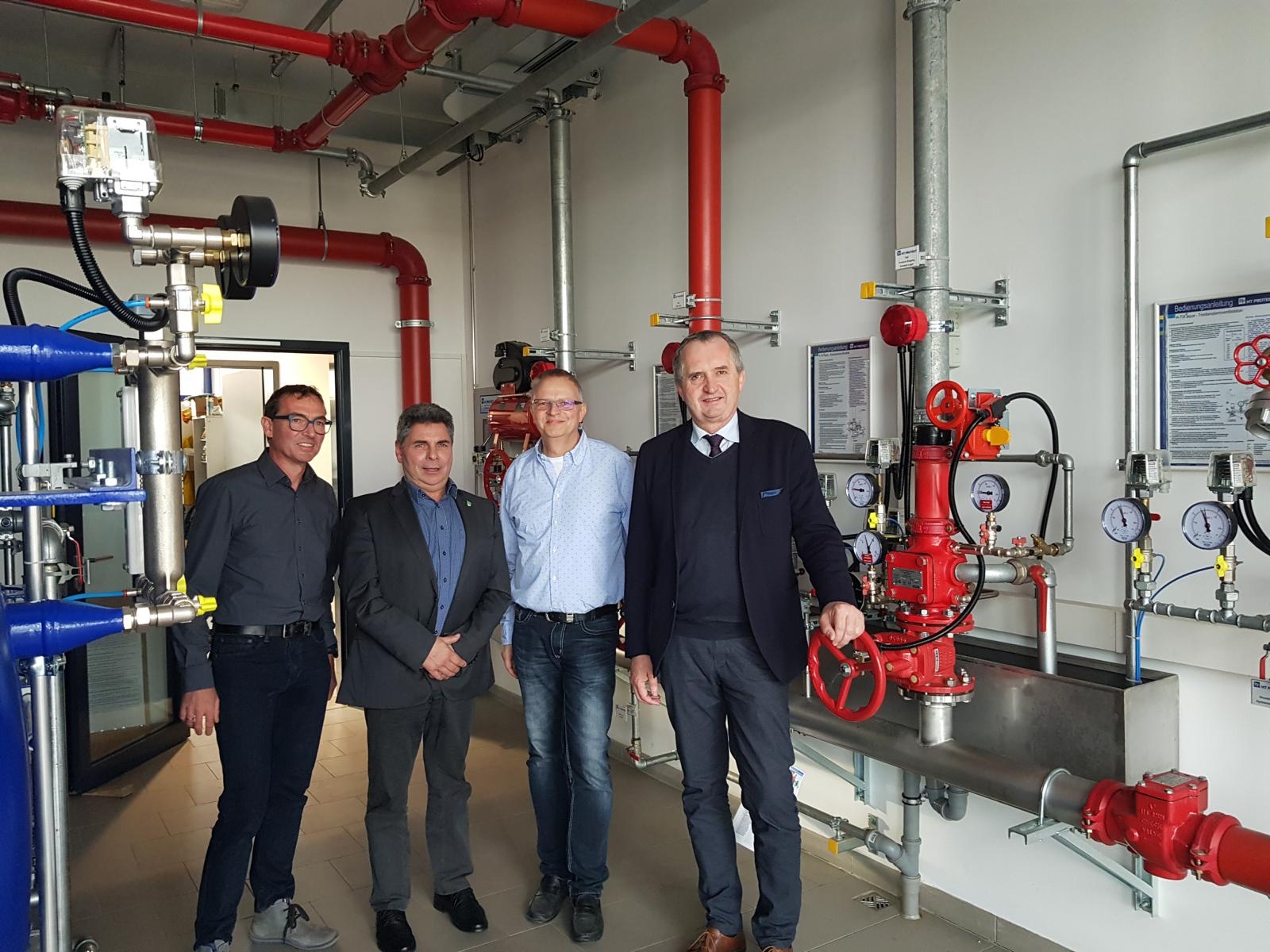 Geschäftsführer Mathias Trinks (1.v.l.) und Roger Hoffmann (2.v.r.) begrüßen Staatsminister Thomas Schmidt.