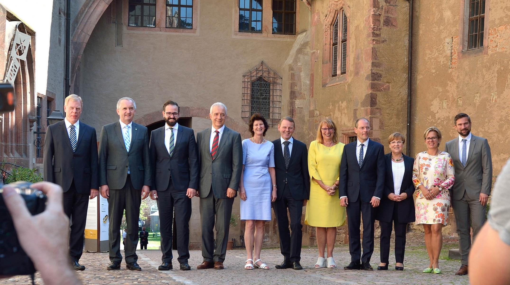 Die Sächsische Staatsregierung: Finanzminister Prof. Dr. Unland, Justizminister Gemkow, Ministerpräsident Tillich, Wissenschaftsministerin Dr. Stange, Chef der Staatskanzlei Dr. Jäckel, Integrationsministerin Köpping, Innenminister Ulbig, Kultusministerin Kurth, Sozialministerin Klepsch sowie Wirtschaftsminister Dulig besuchten Umwelt und Landwirtschaftsminister Thomas Schmidt in dessen Wahlkreis (v.l.).