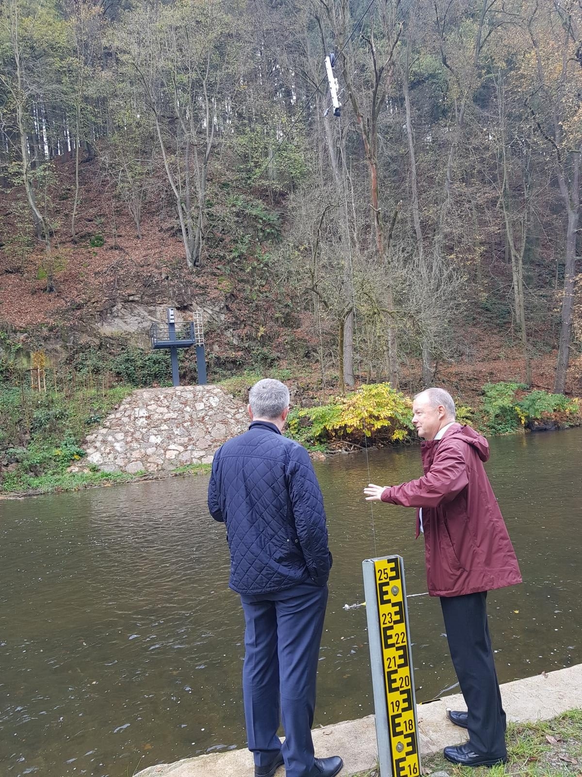 Umweltminister Thomas Schmidt gemeinsam mit Dr. Mathias Böttger am Göritzhainer Pegel (Leiter der Betriebsgesellschaft für Umwelt und Landwirtschaft).