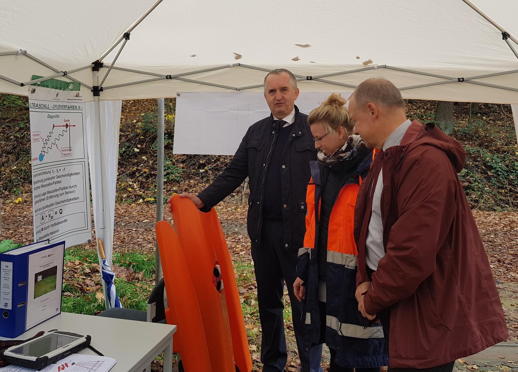 Technologie inmitten der Natur: Staatsminister Thomas Schmidt wird in die angewandte Messtechnik eingewiesen.