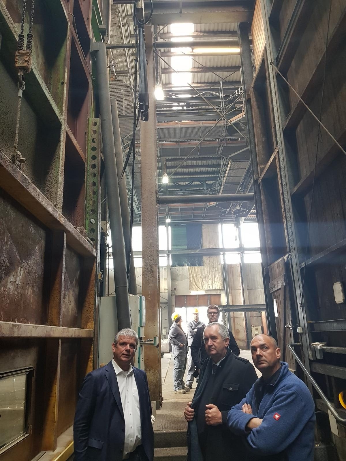 Inmitten der Zinkbäder: Franz-Josef und Daniel Einhäupl begrüßten gemeinsam mit Vertriebsleiter Steffen Pötzel Sachsens Umweltminister Thomas Schmidt (Mitte) in dessen Wahlkreis (v.l.).