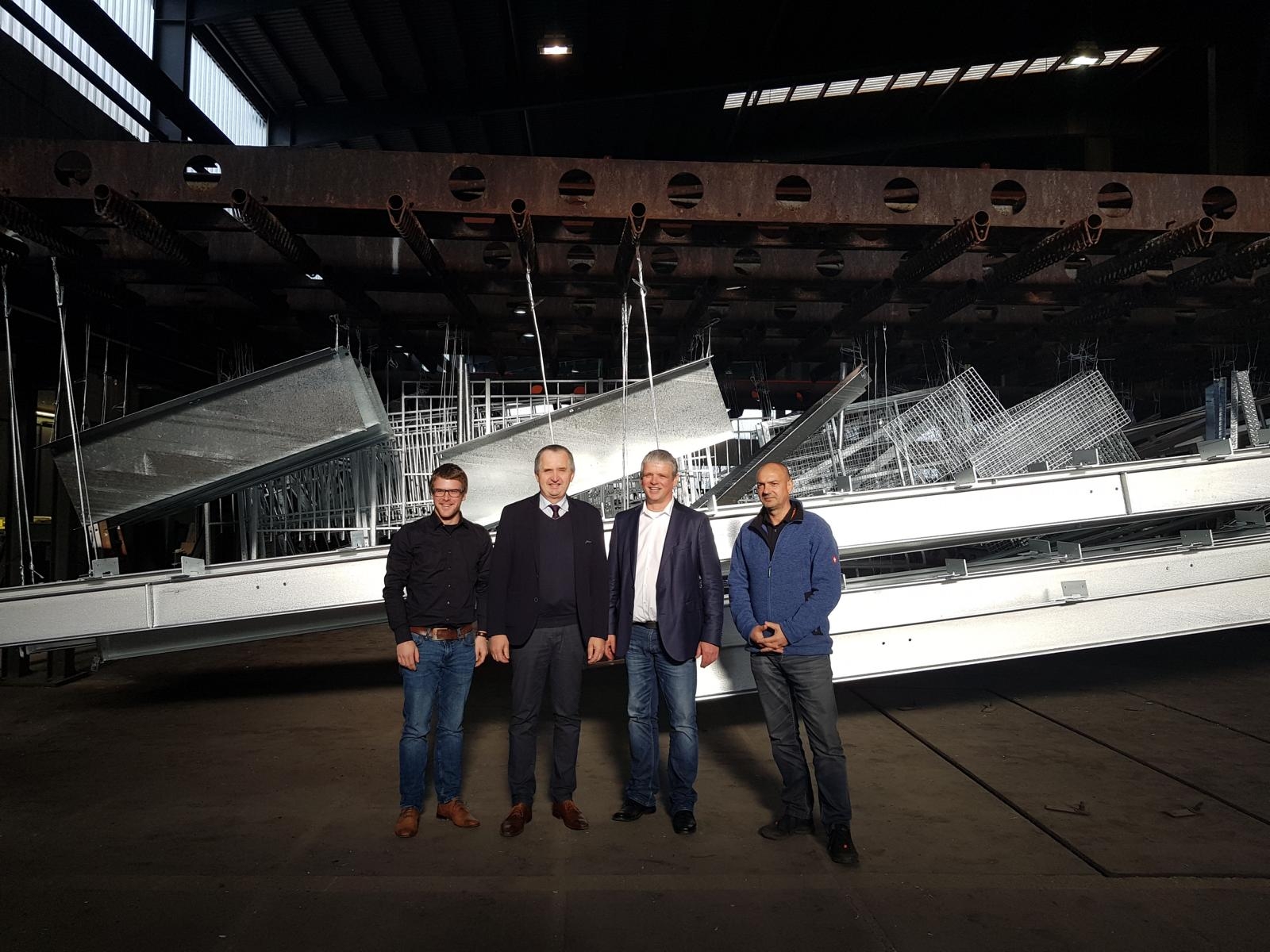 Traditionsunternehmen in Familienhand: Sohn Daniel (1.v.l.) und Vater Franz-Josef Einhäupl (3.v.l.) führen das seit 1861 bestehende Unternehmen. Staatsminister Thomas Schmidt MdL wünschte für die weitere Unternehmensgeschichte viel Erfolg.