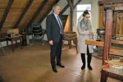 Königsfeld-Museum-Schwarzbach-Museologin-Josephine-Dreßler-zeigt-Thomas-Schmidt-einen-historischen-Webstuhl