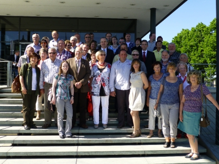 Die Besuchergruppe auf dem Stufen vor dem Plenarsaal des Sächsischen Landtages