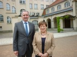 Thomas Schmidt MdL und Staatsministerin Brunhild Kurth vor dem Gymnasium Burgstädt