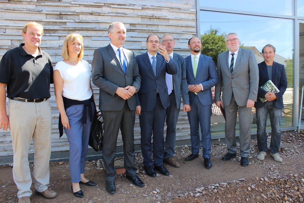 Eine tolle Möglichkeit für Mittelsachsen: der Generationenbahnhof in Erlau bietet eine Vielzahl Angebote für die Bewohner der Region: Bundeslandwirtschaftsminister Christian Schmidt MdB (4.v.l.) lässt sich gemeinsam mit Sachsens Landwirtschaftsminister Thomas Schmidt MdL (3.v.l.) die Möglichkeiten des umgebauten Bahnhofsgebäudes erläutern.