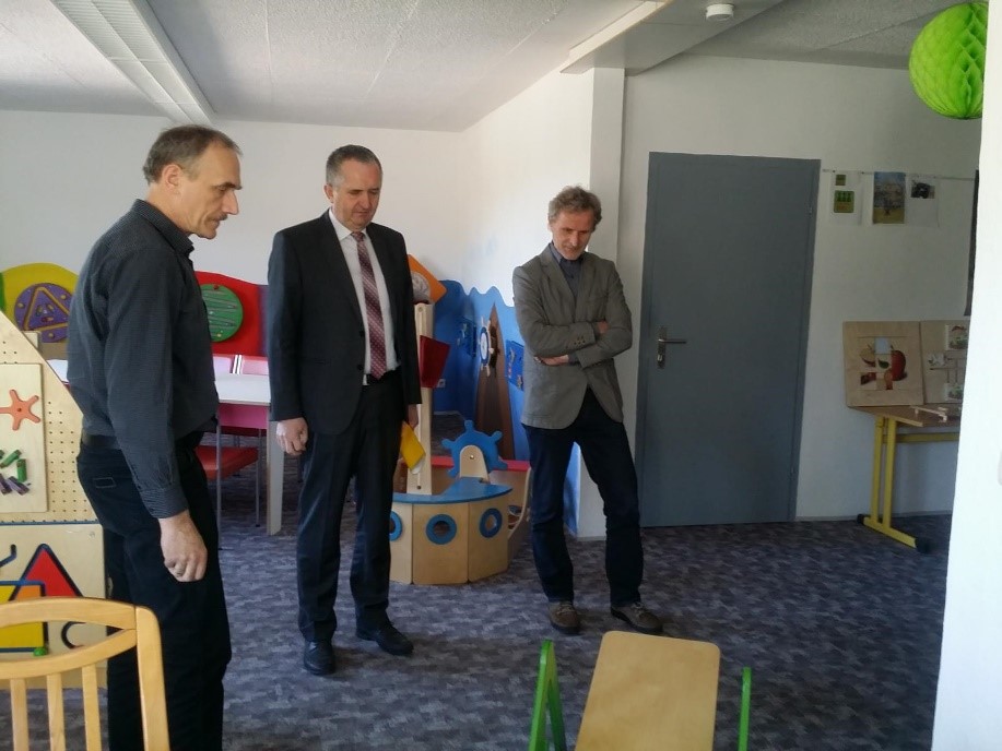 Bürgermeister Thomas Oertel (r.) staunt gemeinsam mit Staatsminister Thomas Schmidt über den Ideenreichtum.