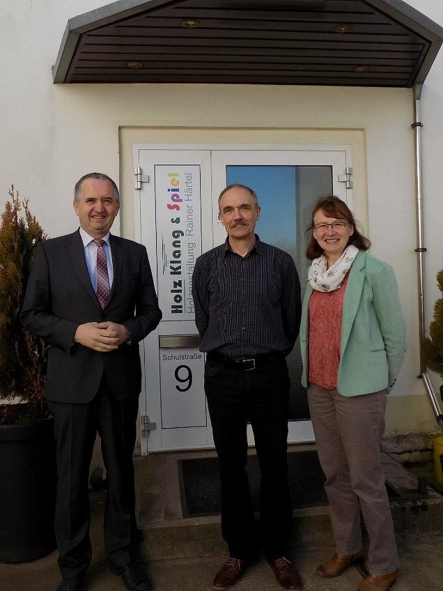 Thomas Schmidt bedankt sich bei Familie Härtel für den Besuch und wünscht alles Gute für die anstehenden Projekte.