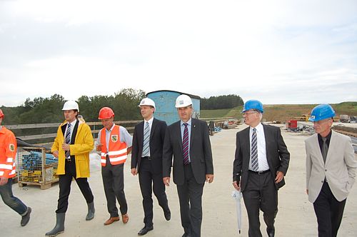 Thomas Schmidt bei der Begehung der Baustelle der neuen Autobahnbrücke bei Penig