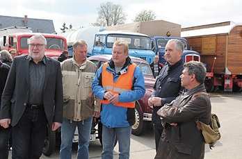 Gemeinsam mit Landrat Matthias Damm (l.), Gerd Börner vom Verein historische Nutzfahrzeuge Hartmannsdorf (2.v.l.) sowie Bürgermeister Uwe Weinert (r.) besuchte Staatsminister Thomas Schmidt das Veranstaltungsgelände. Bild: Firma CONTURA