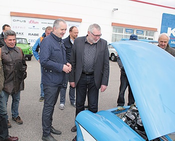 Der Bundestagsabgeordnete Marco Wanderwitz (2. Reihe - Mitte) teilt das Interesse an historischen Fahrzeugen mit Landrat Damm und Staatsminister Thomas Schmidt.