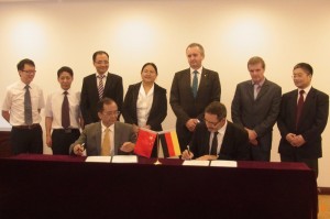 Prof. Dr. Arnold van Zyl und Prof. Lin Jianhua bei der Vertragsunterzeichnung