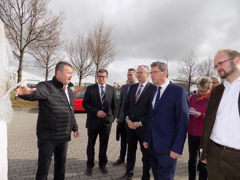 Der Fraktionsvorstand der CDU-Landtagsfraktion in Burgstädt: Bürgermeister Lars Naumann, Jan Hippold, Frank Kupfer, Christian Piwarz (v.l.) folgen gemeinsam mit Staatsminister Thomas Schmidt (Mitte) den Ausführungen zur Veredelung am Naturstein durch Geschäftsführer Jürgen Thomas.