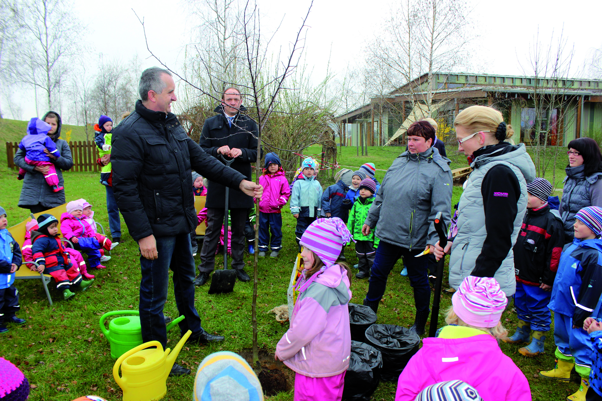 Baumpflanzung in der Kita Weltenbaum in Hartmannsdorf