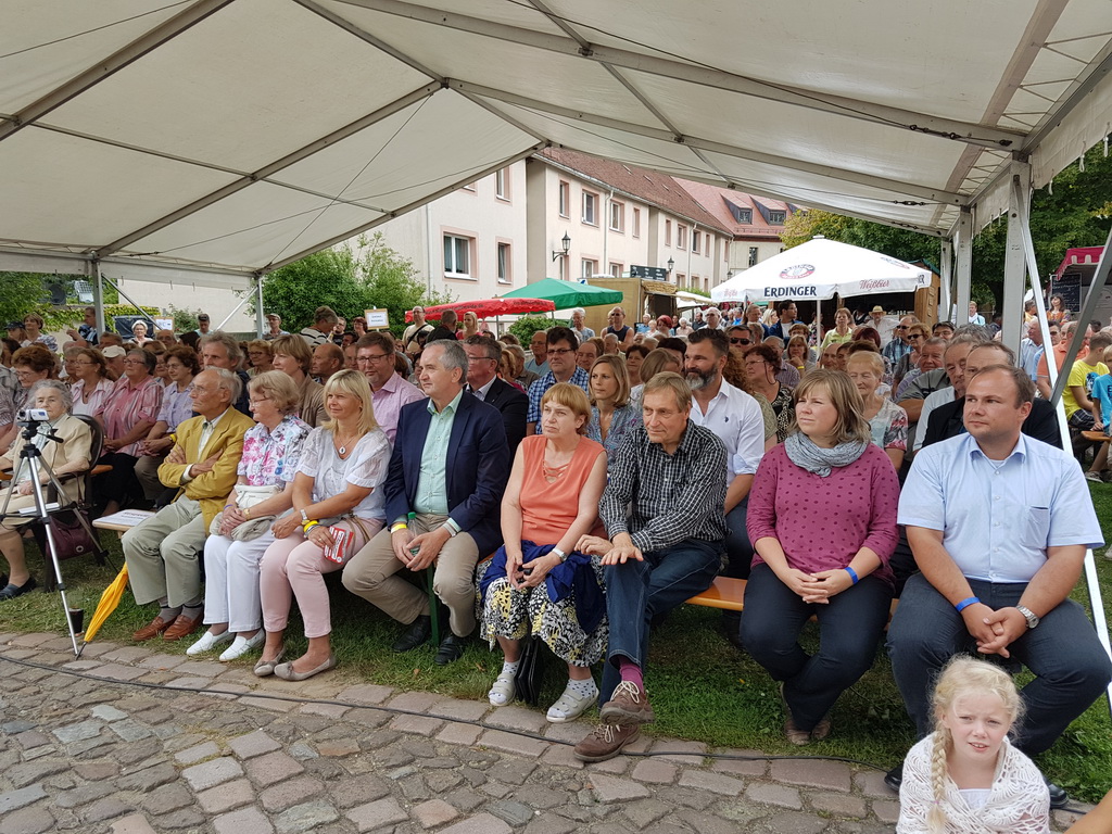 Abgeordneter Thomas Schmidt unter den Gästen des Historischen Marktfestes.