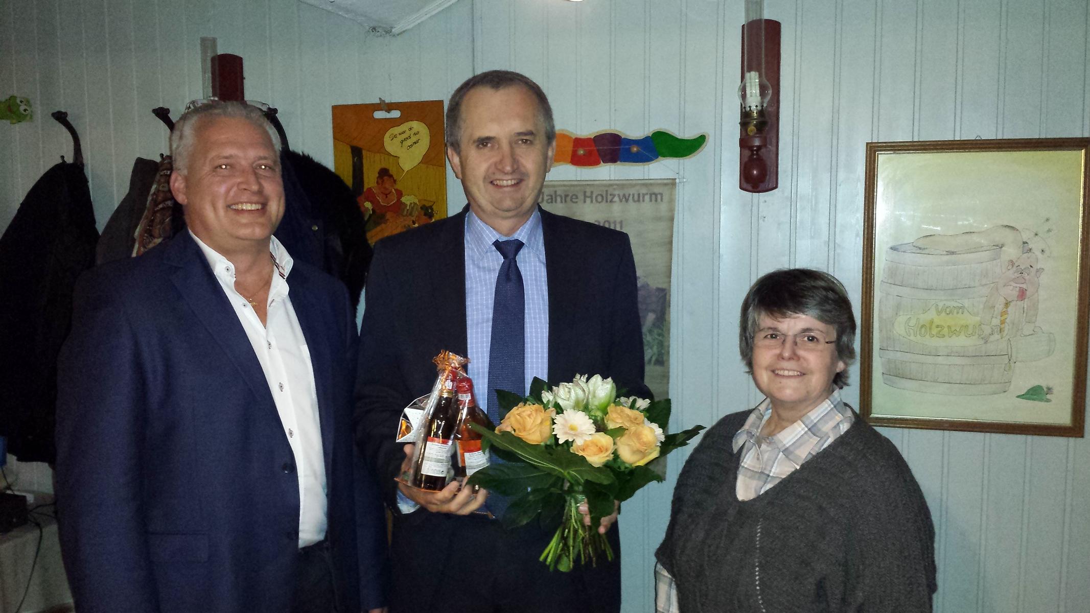 Jens Werner (links) und Annelie Kunze (rechts) gratulierten Thomas Schmidt MdL im Namen ihrer Ortsverbände herzlich zur Ernennung als sächsische Staatsminister für Umwelt und Landwirtschaft.