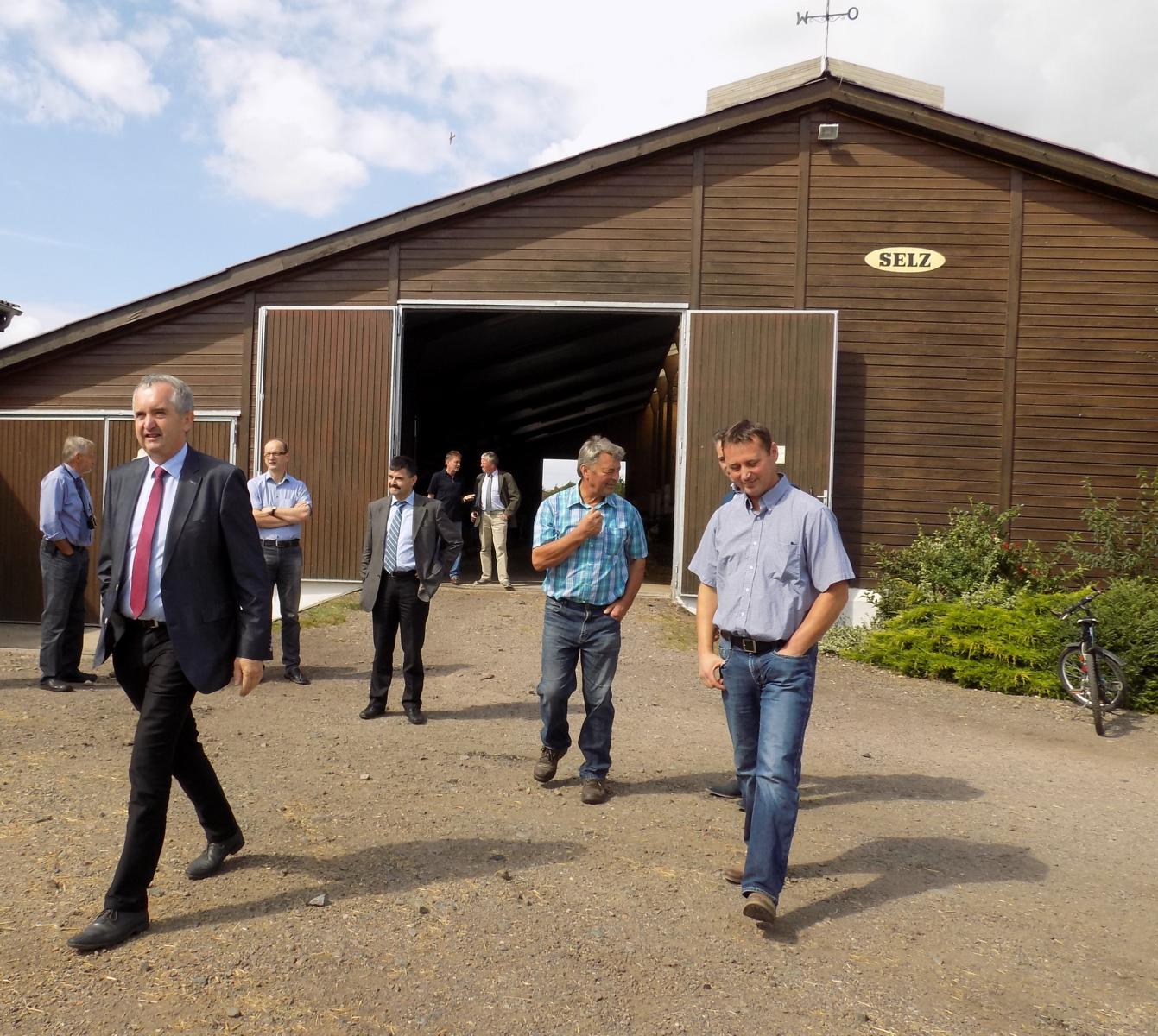 Fachkundige Gäste besichtigen die Stallungen des Landwirtschaftsbetriebes in Limbach-Oberfrohna.