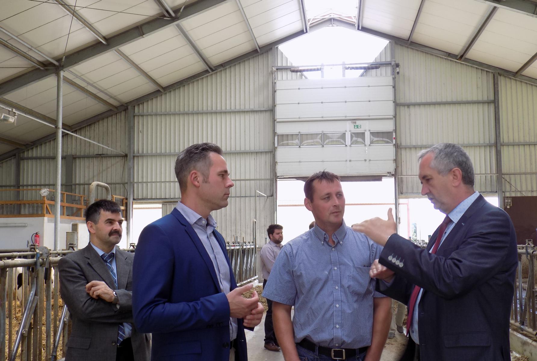 Landwirtschaftsminister Thomas Schmidt im Gespräch mit Landwirt Ronny Reichenbach und Landtagskollegen Jan Hippold. (v.r.n.l.).