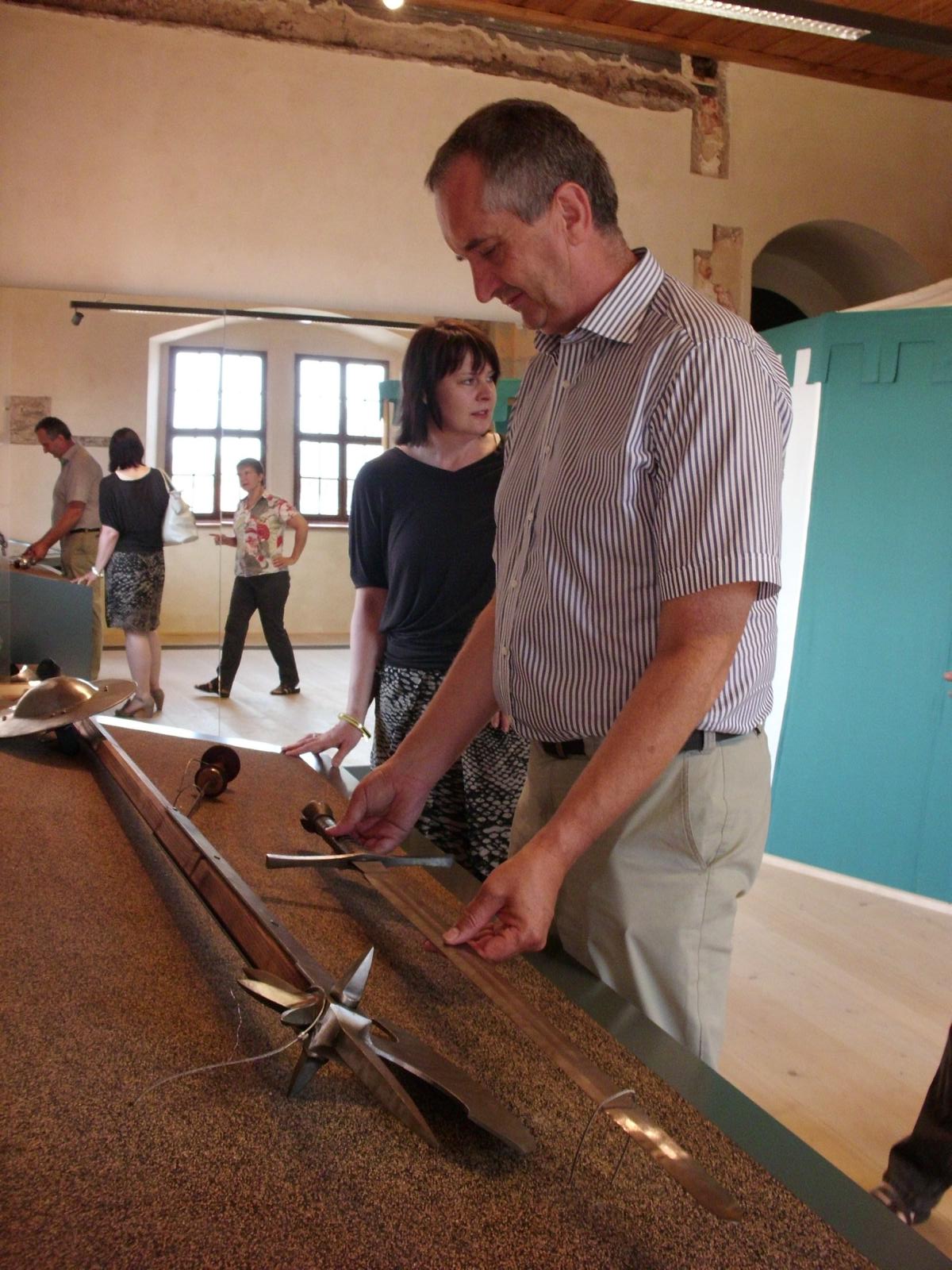 Thomas Schmidt MdL und Aline Fiedler MdL beim Rundgang in der Ausstellung auf Schloss Rochlitz.