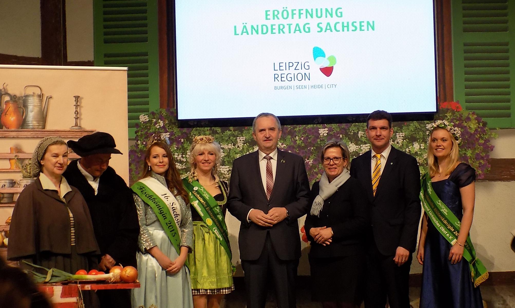 Staatsminister Thomas Schmidt (Mitte) umringt von sächsischen Hoheiten, Luther sowie Lutherin (l.), Landrat Graichen (2. v.r.) sowie Staatsministerin Klepsch (3.v.r.).