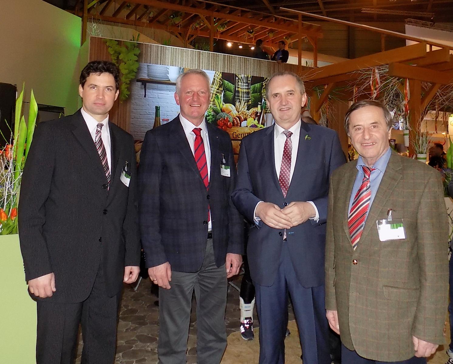 Staatsminister Thomas Schmidt mit Vertretern Mittelsachsens – dem Leisniger Bürgermeister Tobias Goth (l.), dem Kreisrat Steffen Blech (2.v.l.) sowie Dr. Manfred Graetz (r.), dem Vorsitzenden des Tourismusverbandes „Sächsisches Burgen- und Heideland“ e.V.