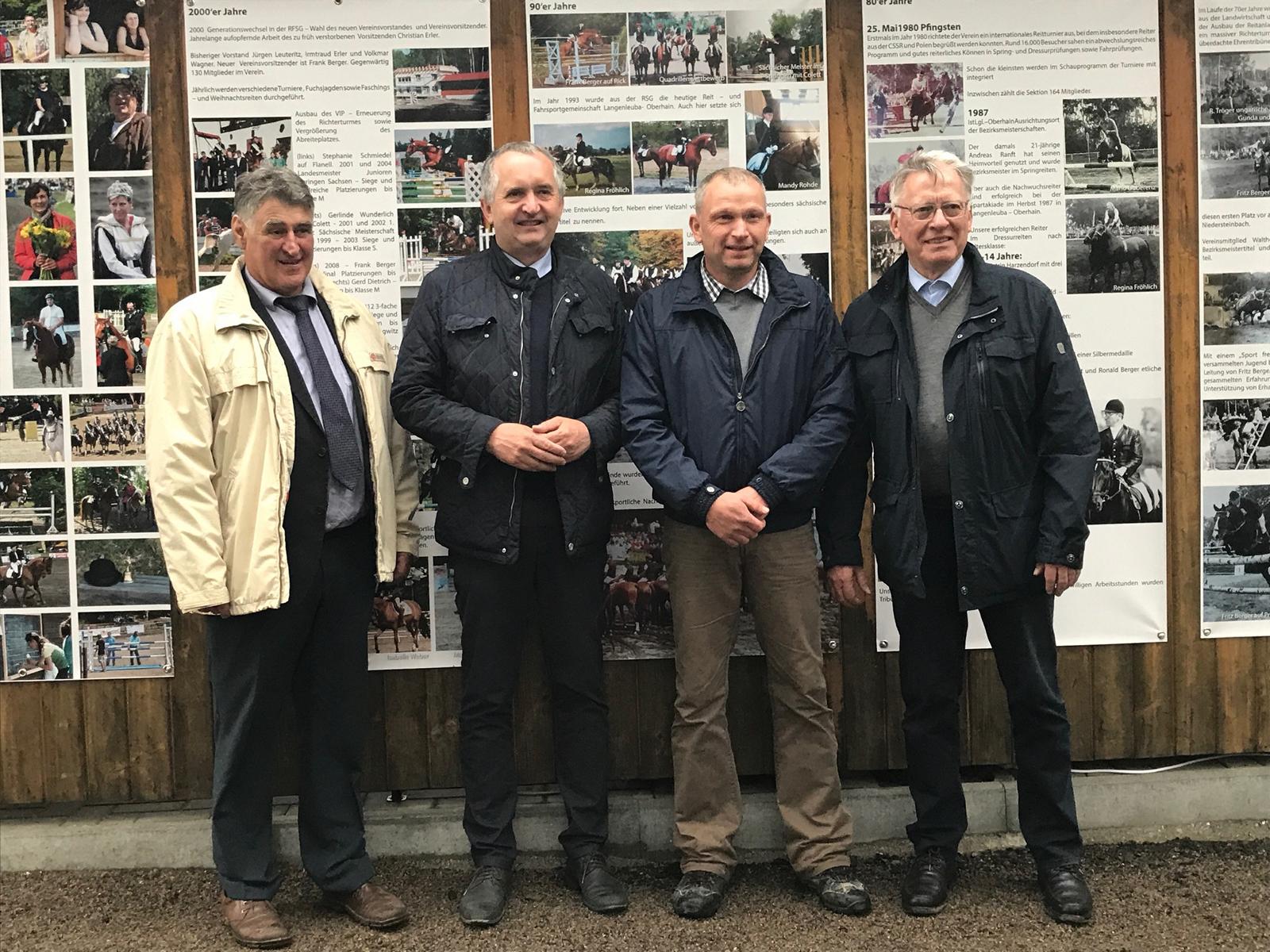 Gratulanten: Staatsminister Thomas Schmidt (2.v.l.) beging gemeinsam mit Andreas Lorenz, Präsident des Landesverbandes Pferdesport Sachsen e.V. (1.v.l.); Frank Berger, Vorsitzender der Reit- und Fahrsportgemeinschaft Langenleuba-Niedersteinbach (2.v.r.); sowie dem Peniger Bürgermeister Thomas Eulenberger (1.v.r.) die 65. Auflage des Pfingstturniers in Penig. 