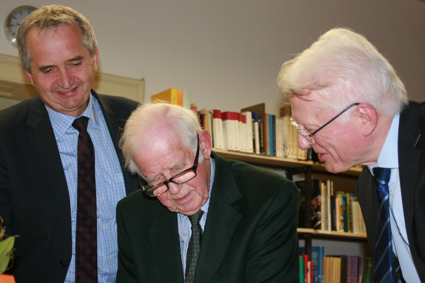 Prof. Dr. Kurt Biedenkopf bei der Eintragung ins Goldene Buch der Stadt Penig im Beisein von Bürgermeister Thomas Eulenberger und Thomas Schmidt MdL