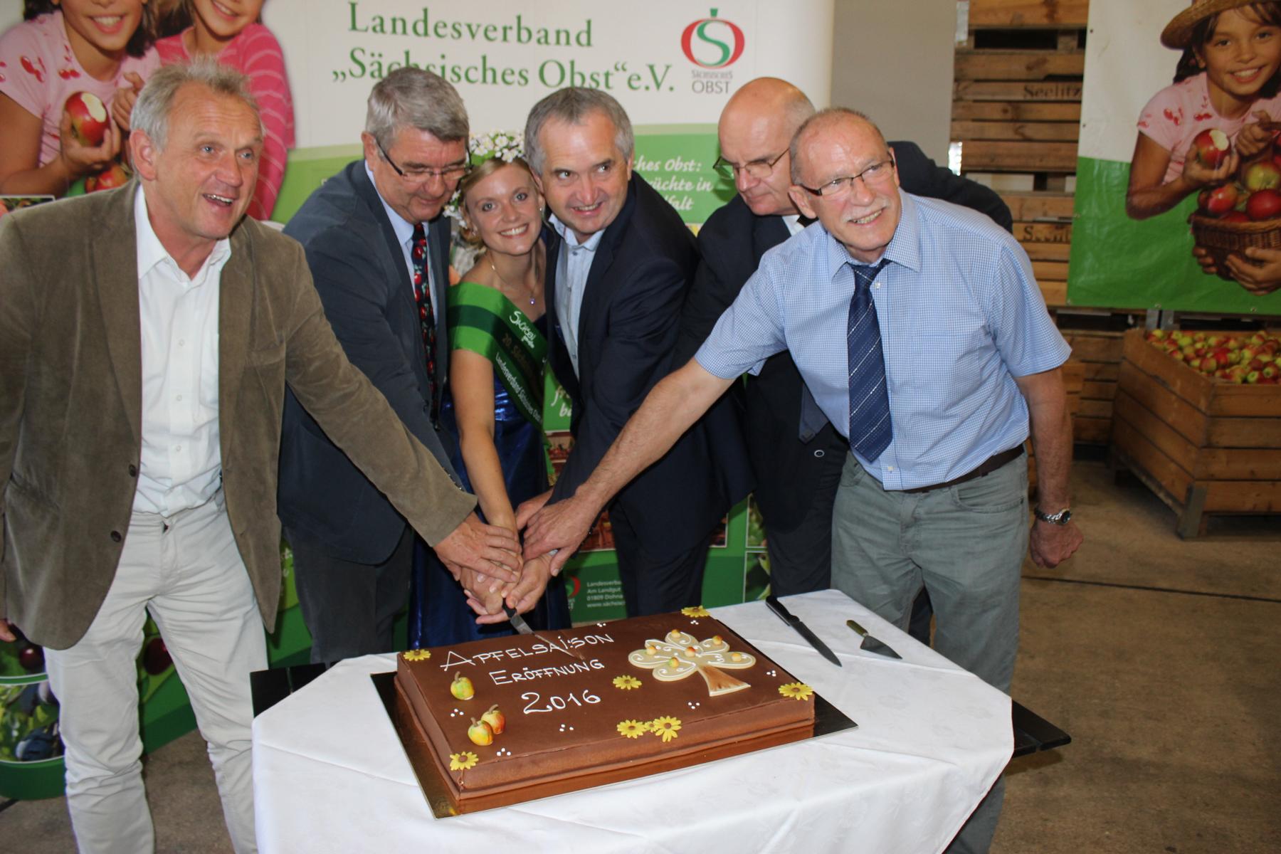 Europaabgeordneter Dr. Peter Jahr, Vorsitzenden des Landesverbandes „Sächsisches Obst“ e.V. Gerd Kalbitz, Blütenkönigin Janett I., Staatsminister Thomas Schmidt, der Ersten Beigeordneten des Landkreises Mittelsachsen Dr. Lothar Beier sowie der Betreiber des Obstgutes Seelitz Wolfgang Kuhn