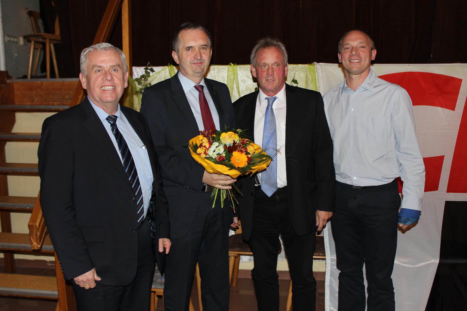 CDU-Kreisvorsitzender Christian Rüdiger, Europaabgeordneter Dr. Peter Jahr und Bundestagsabgeordneter Marco Wanderwitz gratulieren dem Landtagsageordneten Thomas Schmidt zur erfolgreichen Nominierung als CDU-Direktkandidat (Foto: Chris Bergau).