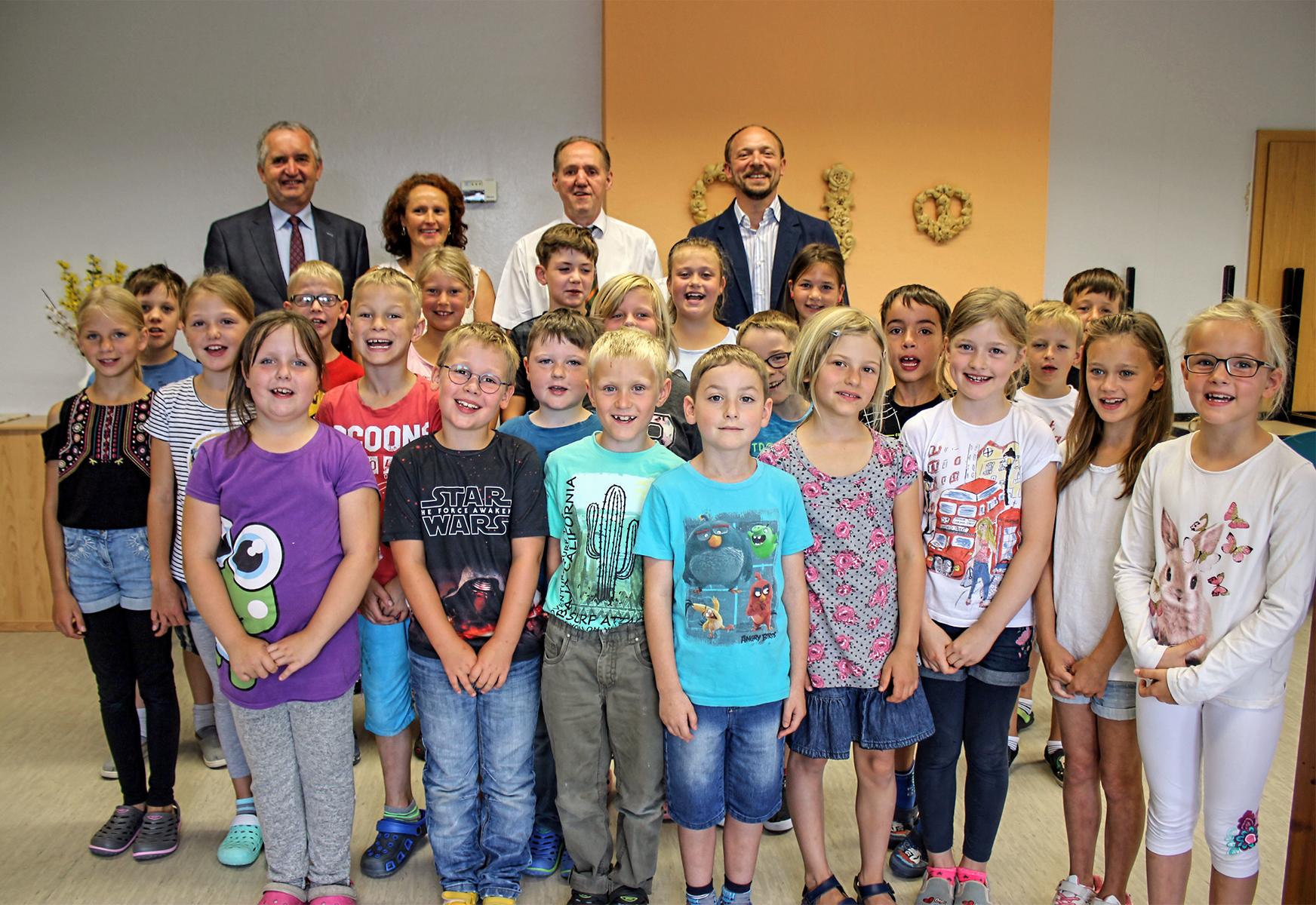 Gemeinsam mit dem Bundestagsabgeordneten der Region, Marco Wanderwitz (1.v.r.) , übergab Umweltminister Thomas Schmidt den Zuwendungsbescheid an die Kinder und den Bürgermeister, Günter Hermsdorf (2.v.r.) des Ortes.