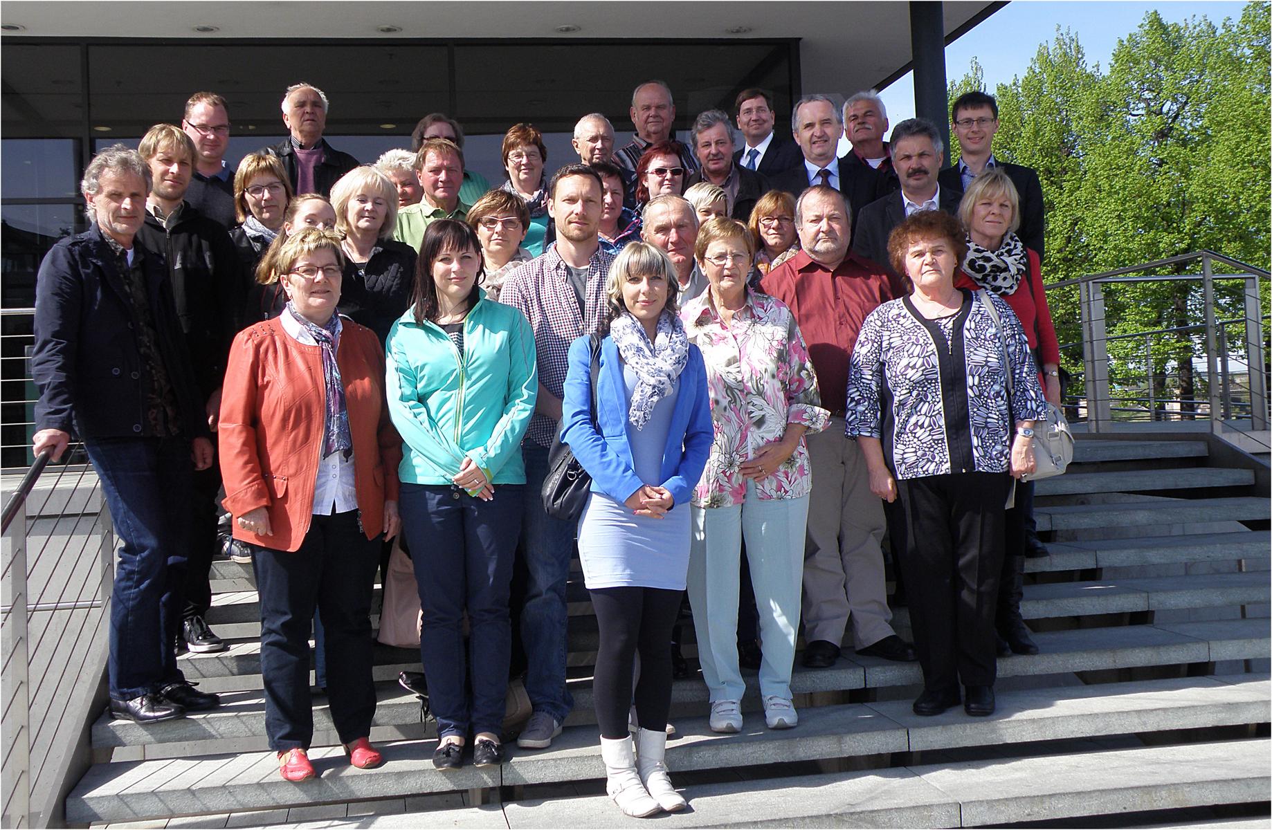 Die Besuchergruppe vor dem Sächsischen Landtag