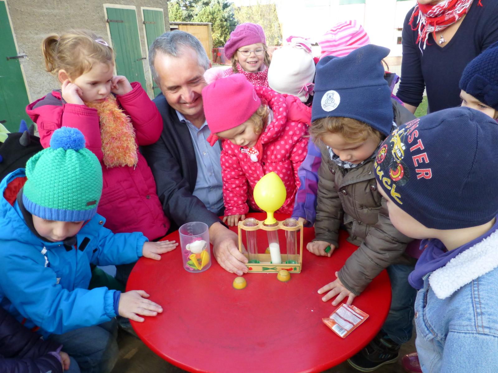 Die Kinder vom "Zwergenland" experimentierten mit Thomas Schmidt das selbstständige Aufblasen eines Luftballons