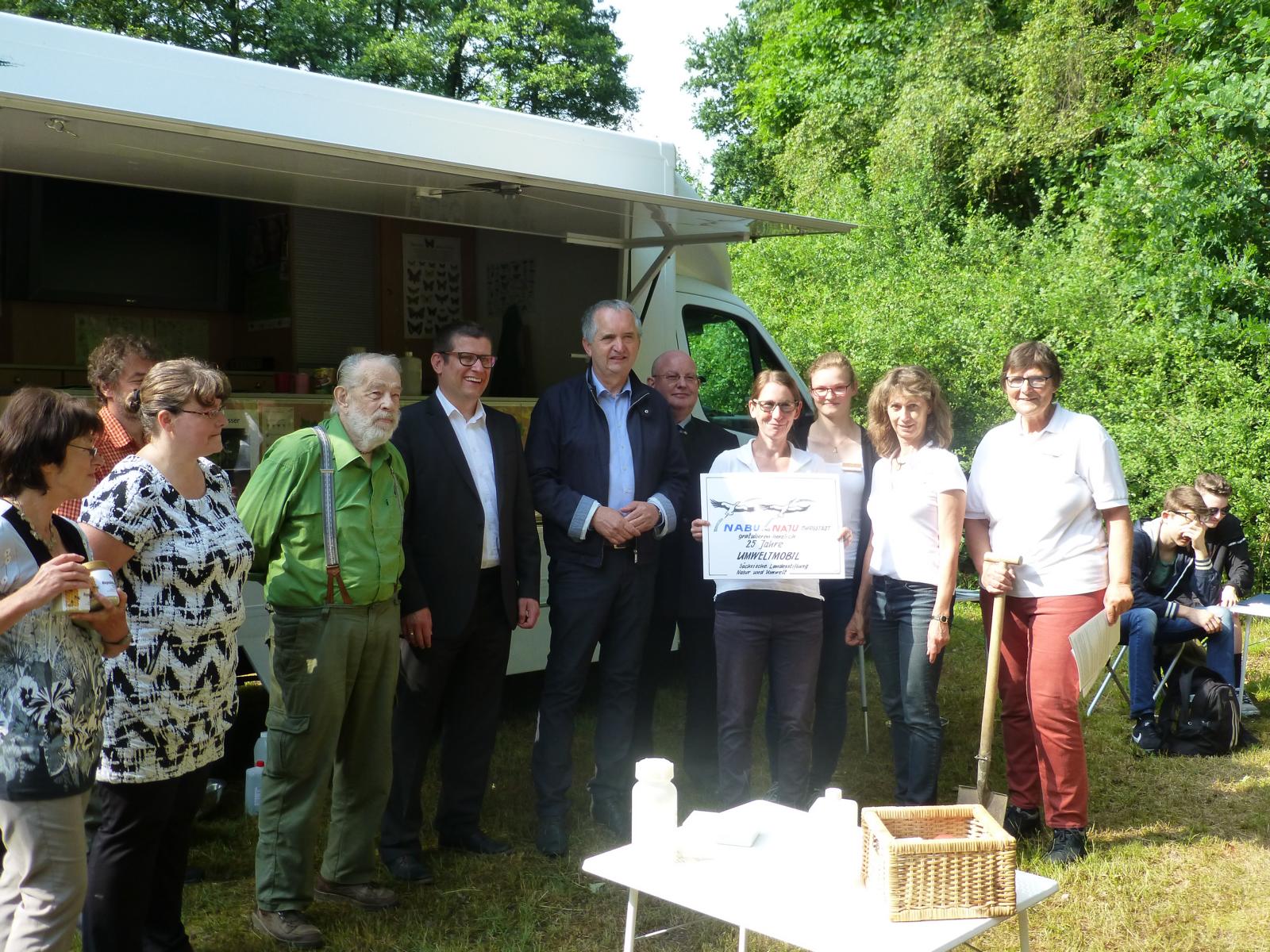 Staatsminister Thomas Schmidt bedankte sich bei den Mitstreitern für die geleistete Arbeit zum Wohle der Natur.