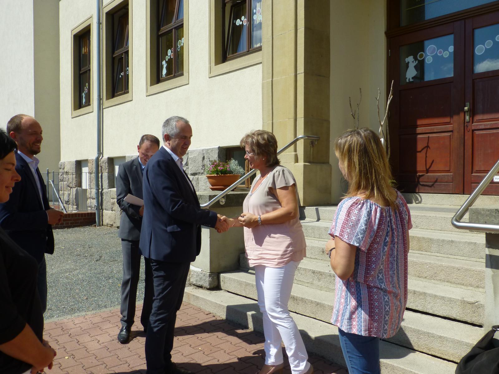 Thomas Schmidt nutzte die Gelegenheit und gratulierte der neuen Schulleiterin Petra Weißer zur Ernennung.