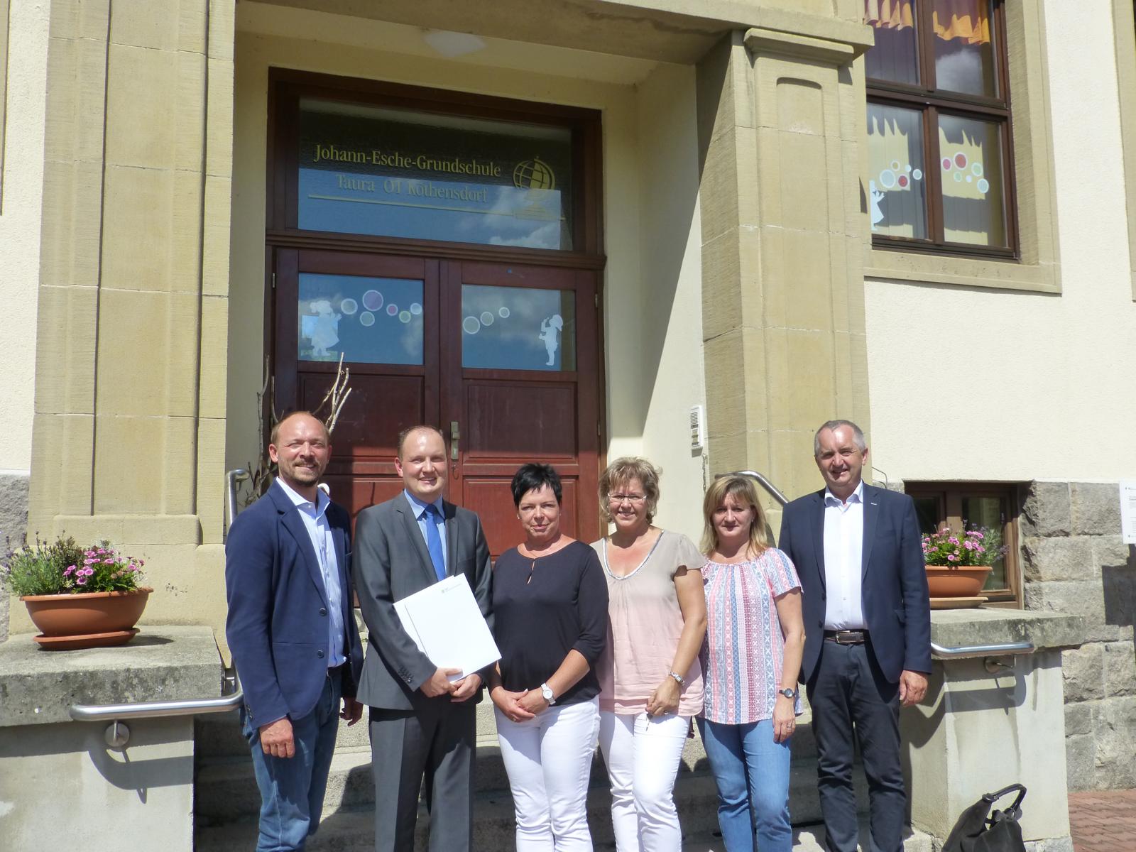 Marco Wanderwitz MdB, Bürgermeister Robert Haslinger, die Vertreterin des Bauamtes Cornelia Richter, Direktorin Petra Weißer sowie die KiTa-Leiterin Angela Ernst freuten sich gemeinsam mit Staatsminister Thomas Schmidt MdL (v.l.) über die tolle Förderung für die Gemeinde in Mittelsachsen.