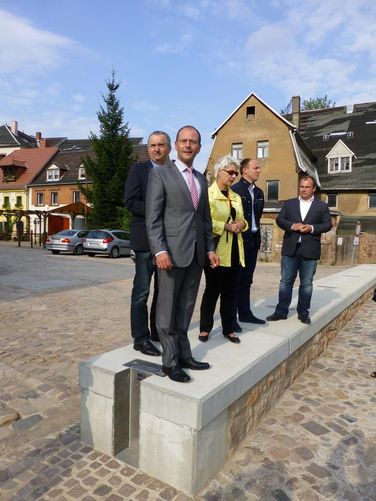 Gemeinsam mit Innenminister Markus Ulbig sahen sich Thomas Schmidt MdL, Oberbürgermeisterin Kerstin Arndt, Marco Wanderwitz MdB und René Stahlschmidt vom CDU-Stadtverband Rochlitz den Mühlplatz und die dortigen Hochwasserschutzanlagen an.