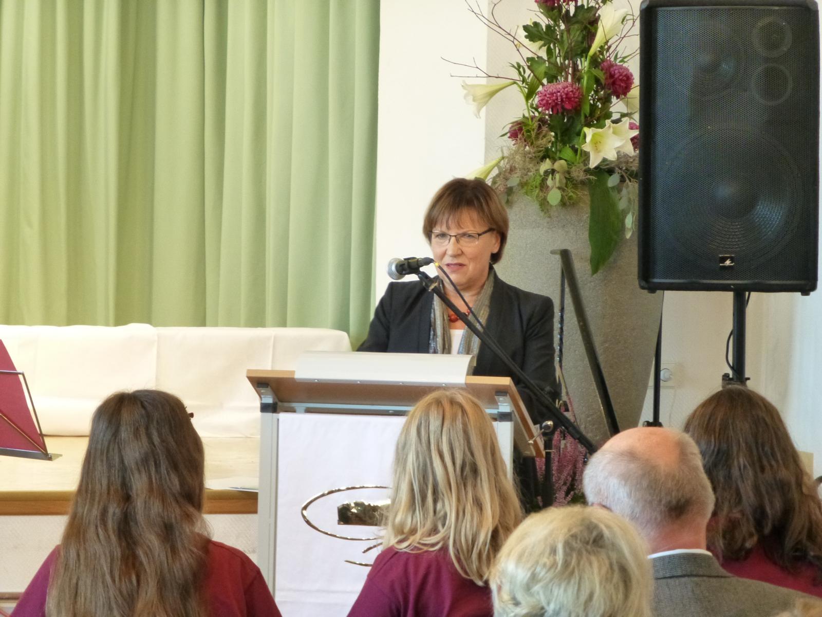 Kultusministerin Brunhild Kurth bei ihrem Grußwort zum 100jährigen Jubiläum des Gymnasium Burgstädt