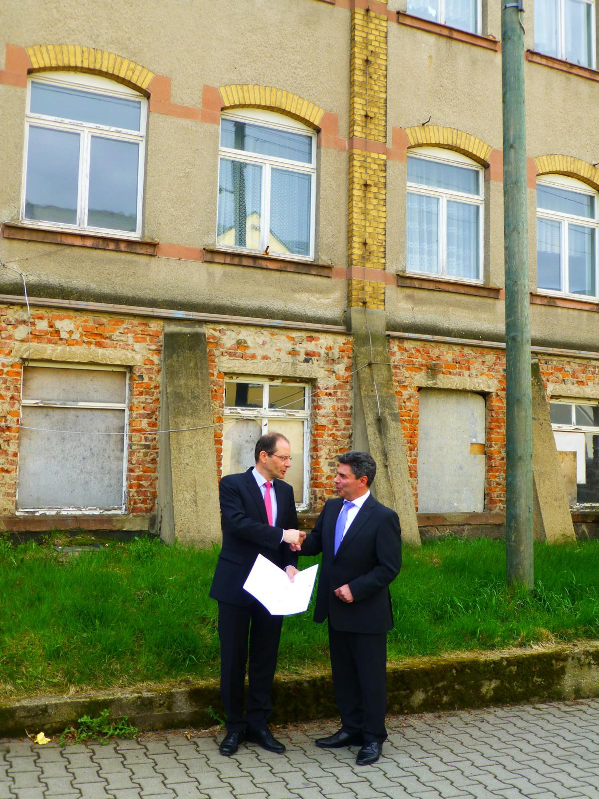 Staatsminister Markus Ulbig überreichte dem stolzen Hartmannsdorfer Bürgermeister Uwe Weinert einen Fördermittelbescheid über 118.000 Euro für den Abriss der Friedrichstraße 8 in Hartmannsdorf.